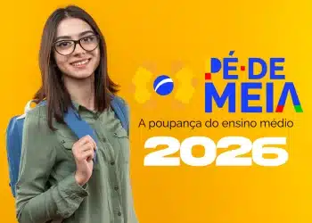 Jovem de óculos e mochila sorri diante de fundo amarelo com logotipo e slogan Pé-de-Meia.