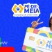 Imagem promocional do Sistema Pé-de-Meia 2026, com jovem segurando cartão e fazendo gesto de paz. Logo do sistema e slogan 'A poupança do ensino médio' visíveis.