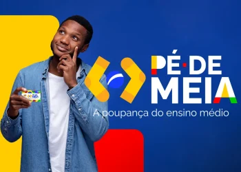 Jovem estudante segurando cartão do programa Pé-de-Meia com logo oficial ao lado