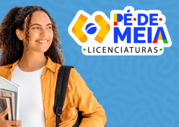 Jovem segurando cadernos e mochila sorri com logo do Pé-de-Meia Licenciaturas ao fundo azul.