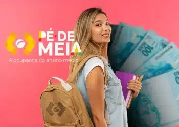 Estudante com mochila e livros ao lado de notas de dinheiro, destacando o programa de poupança Pé-de-Meia.