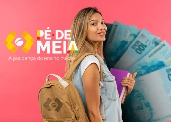 Estudante do ensino médio com mochila representa jovens elegíveis aos pagamentos do programa Pé-de-Meia em 2026.