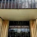 Entrada principal do Banco Central do Brasil com letreiro visível e detalhes arquitetônicos