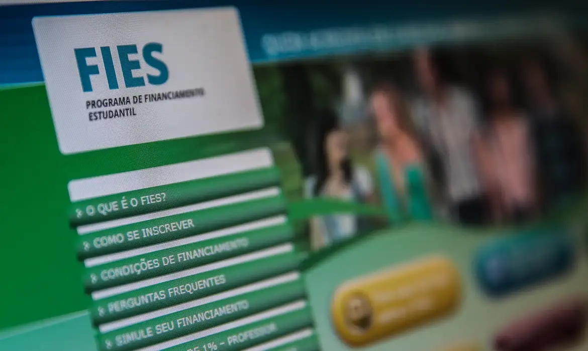 Tela do portal FIES exibindo menu com opções de inscrição e condições de financiamento