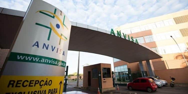 Fachada da sede da Anvisa em Brasília com totem de recepção e logotipo da agência