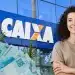 Mulher sorrindo com cédulas de 100 reais, em frente a uma agência da CAIXA, em um anúncio de processo seletivo com carga horária de 4 ou 6 horas diárias.