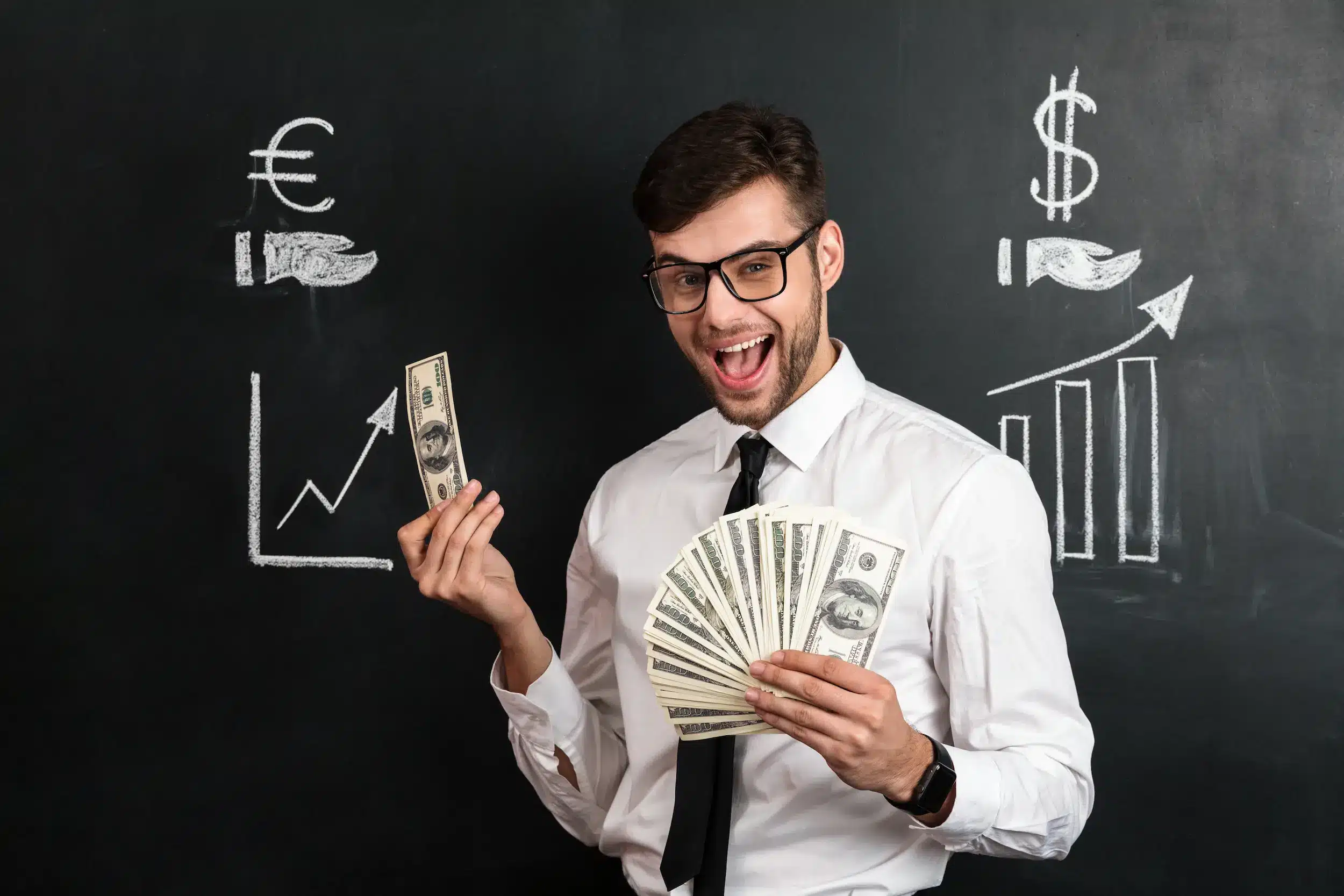 Homem segurando várias notas de dólar diante de gráficos de crescimento desenhados em quadro negro, representando escolha de carreira e alta remuneração.