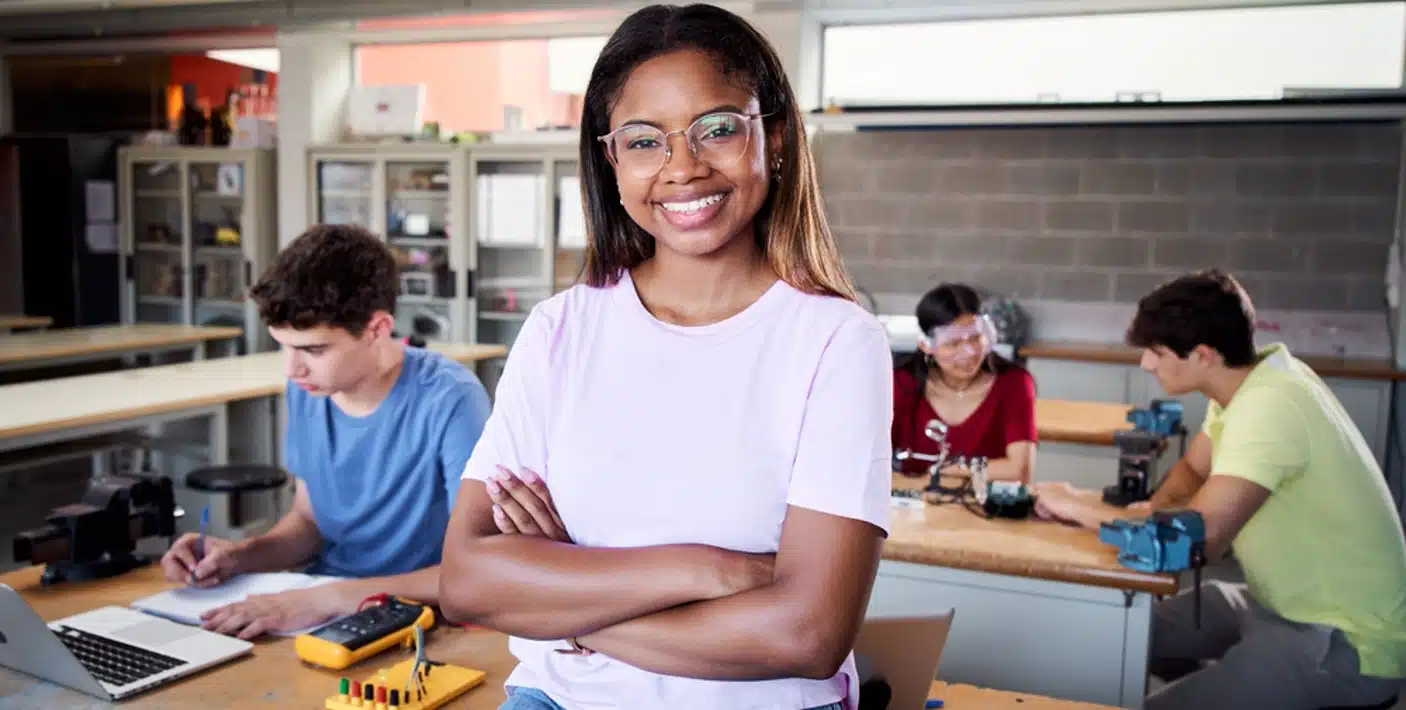 Estudantes em laboratório de curso técnico profissionalizante que podem ser beneficiados pelo Pé-de-Meia
