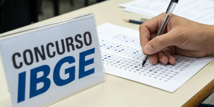 Pessoa preenchendo gabarito de concurso do IBGE, com placa visível ao fundo.