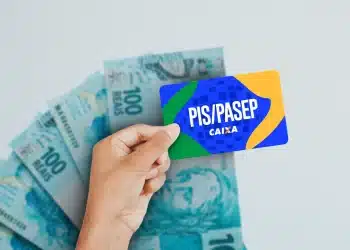 Cartão do PIS/PASEP com cédulas de 100 reais, tema sobre ressarcimento de valores esquecidos para receber pela CAIXA.