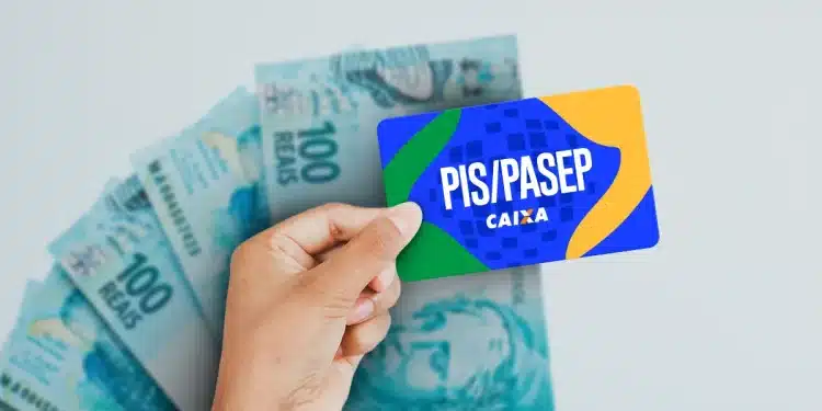 Cartão do PIS/PASEP com cédulas de 100 reais, tema sobre ressarcimento de valores esquecidos para receber pela CAIXA.