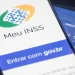 Imagem do simulador do INSS acessado pelo celular com cartão magnético da Previdência Social.