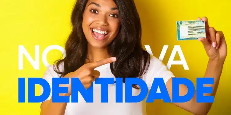 Mulher segurando a nova Carteira de Identidade Nacional enquanto aponta para o documento em fundo amarelo.