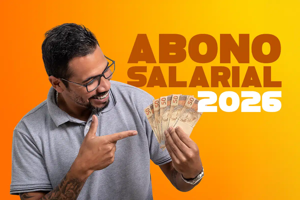 Trabalhador segurando notas de real ilustrando o cálculo do valor do abono salarial PIS/Pasep 2026.