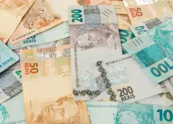 Notas de dinheiro do real, incluindo cédulas de R$ 50, R$ 100 e R$ 200, representando o valor que será distribuído no 13º salário do INSS.