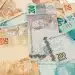 Notas de dinheiro do real, incluindo cédulas de R$ 50, R$ 100 e R$ 200, representando o valor que será distribuído no 13º salário do INSS.