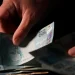 Pagamento de cédulas de real representando o depósito do 13º salário do INSS para diferentes beneficiários previsto para 2026.