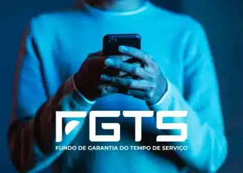Pessoa usando celular para consultar regras do Saque-Aniversário do FGTS.