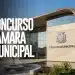 Prédio moderno da Câmara Municipal com fachada de vidro.