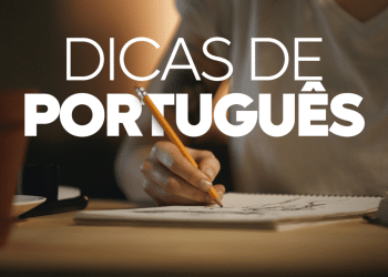Imagem ilustrativa de dicas de português com foco em uma mão segurando um lápis e escrevendo em um caderno.
