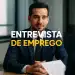 Homem em entrevista de emprego, sentado à mesa, com terno e gravata.