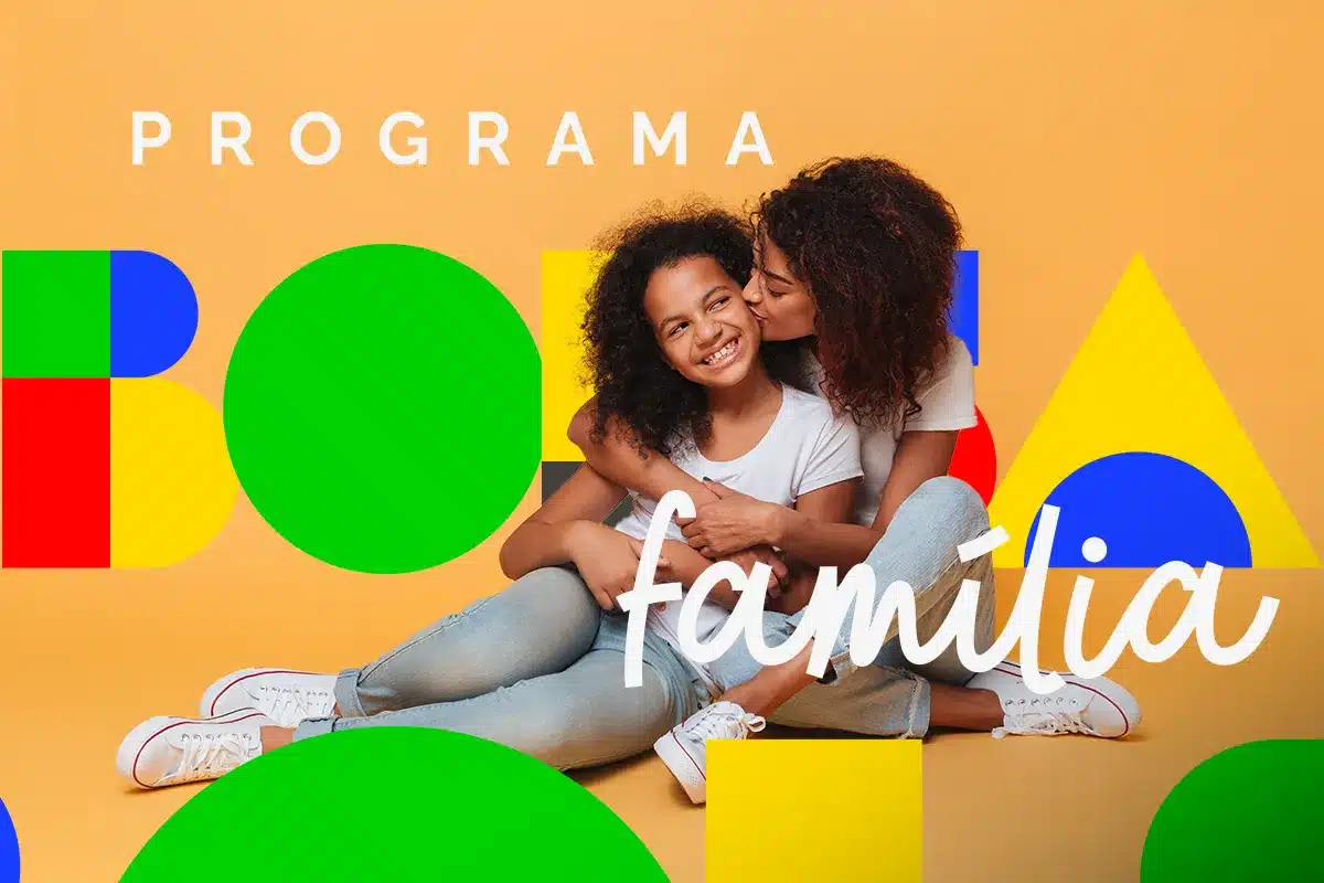 Mulher abraça e beija menina sorridente, ambas sentadas sobre fundo colorido com formas geométricas.