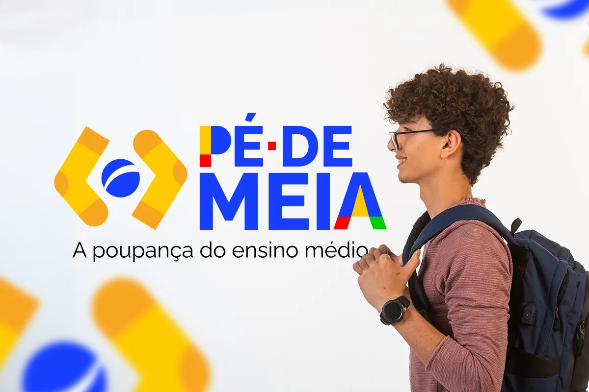 Jovem com mochila sorri ao lado do logo colorido do Pé-de-Meia e slogan da poupança escolar.