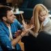 Casal discutindo na sala de casa, demonstrando tensão emocional causada por falhas na comunicação.