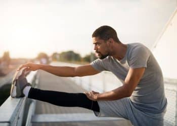 Homem se alongando.