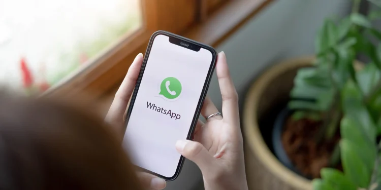 Tela inicial do WhatsApp em smartphone destacando recursos de segurança e supervisão para contas de menores.