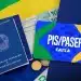Trabalhador com carteira de trabalho, dinheiro em reais e cartão do PIS/Pasep ilustrando o pagamento do abono salarial de 2026.
