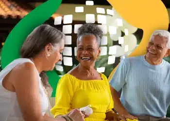 Três idosos sorrindo juntos em um momento de convivência, representando aposentados que podem ter direito ao adicional de 25% do INSS.