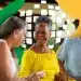 Três idosos sorrindo juntos em um momento de convivência, representando aposentados que podem ter direito ao adicional de 25% do INSS.