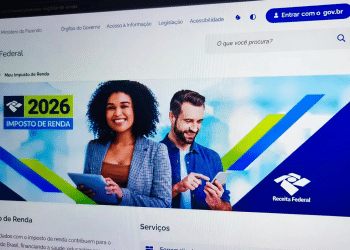 Tela de computador exibindo o site da Receita Federal com o sistema Meu Imposto de Renda 2026, representando os novos alertas automáticos que serão emitidos durante o preenchimento da declaração para evitar erros e malha fina