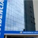 Fachada do prédio do INSS, com a logo do instituto e o nome 'Previdência Social' em destaque, representando o tema da antecipação do 13º salário.