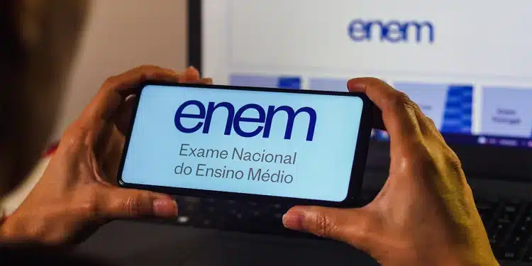 Estudante consulta pelo celular informações sobre o Enem e os benefícios financeiros que uma boa nota no exame pode garantir