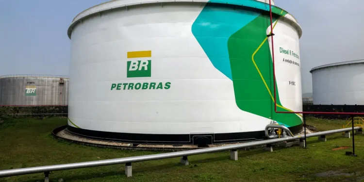 Tanque de armazenamento de diesel da Petrobras em refinaria brasileira em meio à crise de combustíveis provocada pela guerra no Oriente Médio