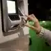 Pessoa utilizando caixa eletrônico representando as operações bancárias durante o período de feriados da Semana Santa.