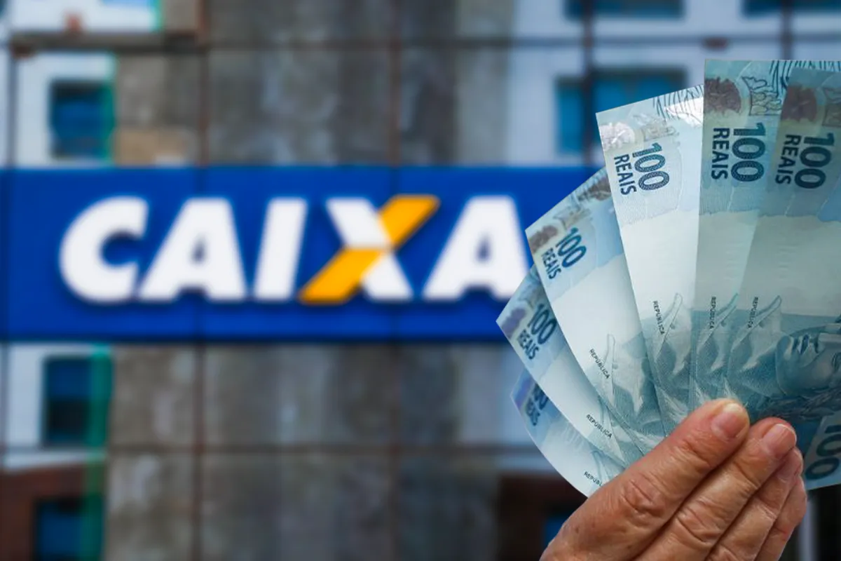 Mão segurando notas de cem reais sobre a fachada azul com o nome Caixa Econômica Federal, representando a liberação do Saque Calamidade do FGTS para trabalhadores de municípios em situação de calamidade pública