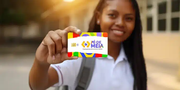 Estudante do ensino médio segurando cartão do Pé-de-Meia para consultar se o benefício está bloqueado ou cancelado