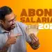 Homem sorridente usando óculos e camisa polo cinza, segurando várias notas de 50 reais e apontando para elas; ao fundo amarelo, o texto em destaque "ABONO SALARIAL 2026".