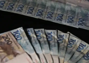 Cédulas de R$ 100 e R$ 200 reais — calendário de antecipação do 13º salário do INSS 2026