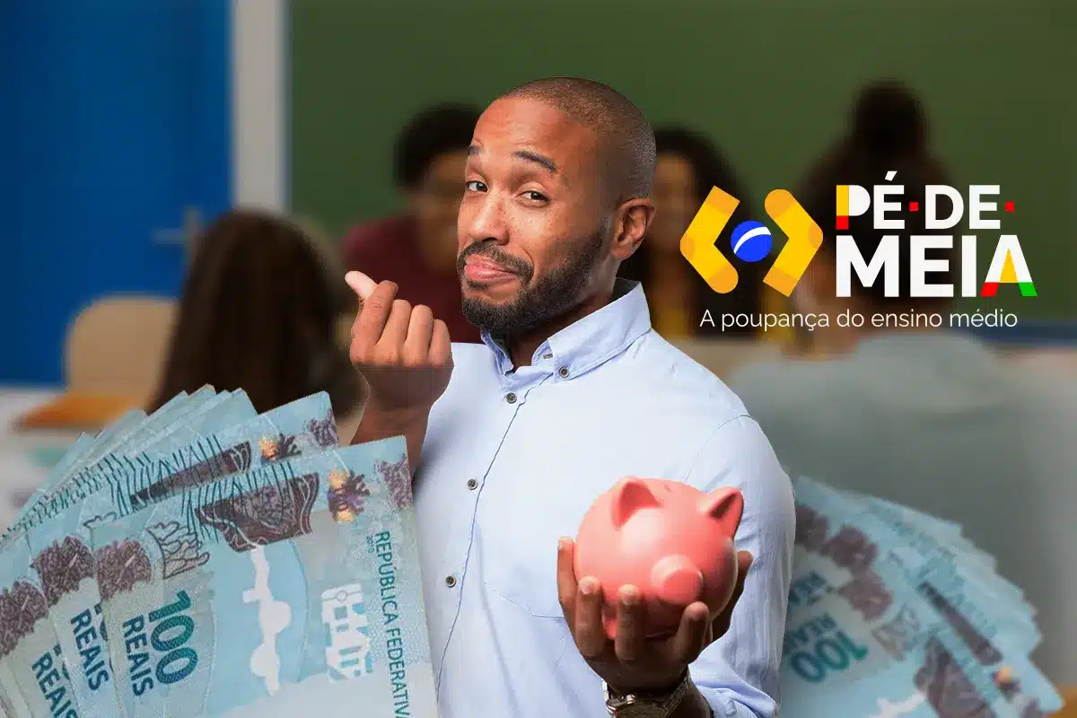 Homem negro sorrindo segurando notas de R$ 100 e um cofrinho rosa ao lado do logo do programa Pé-de-Meia com a frase "a poupança do ensino médio", em ambiente escolar ao fundo