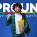 Estudante jovem com mochila e cadernos sorrindo à frente de um painel azul com o logotipo do Prouni (Programa Universidade para Todos). Ele faz um gesto de celebração com o punho cerrado.