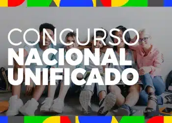 Grupo de cinco jovens sorrindo sentados no chão com mochilas e materiais escolares