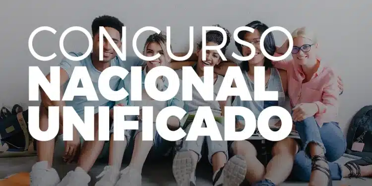 Grupo de cinco jovens sorrindo sentados no chão com mochilas e materiais escolares