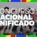 Grupo de cinco jovens sorrindo sentados no chão com mochilas e materiais escolares