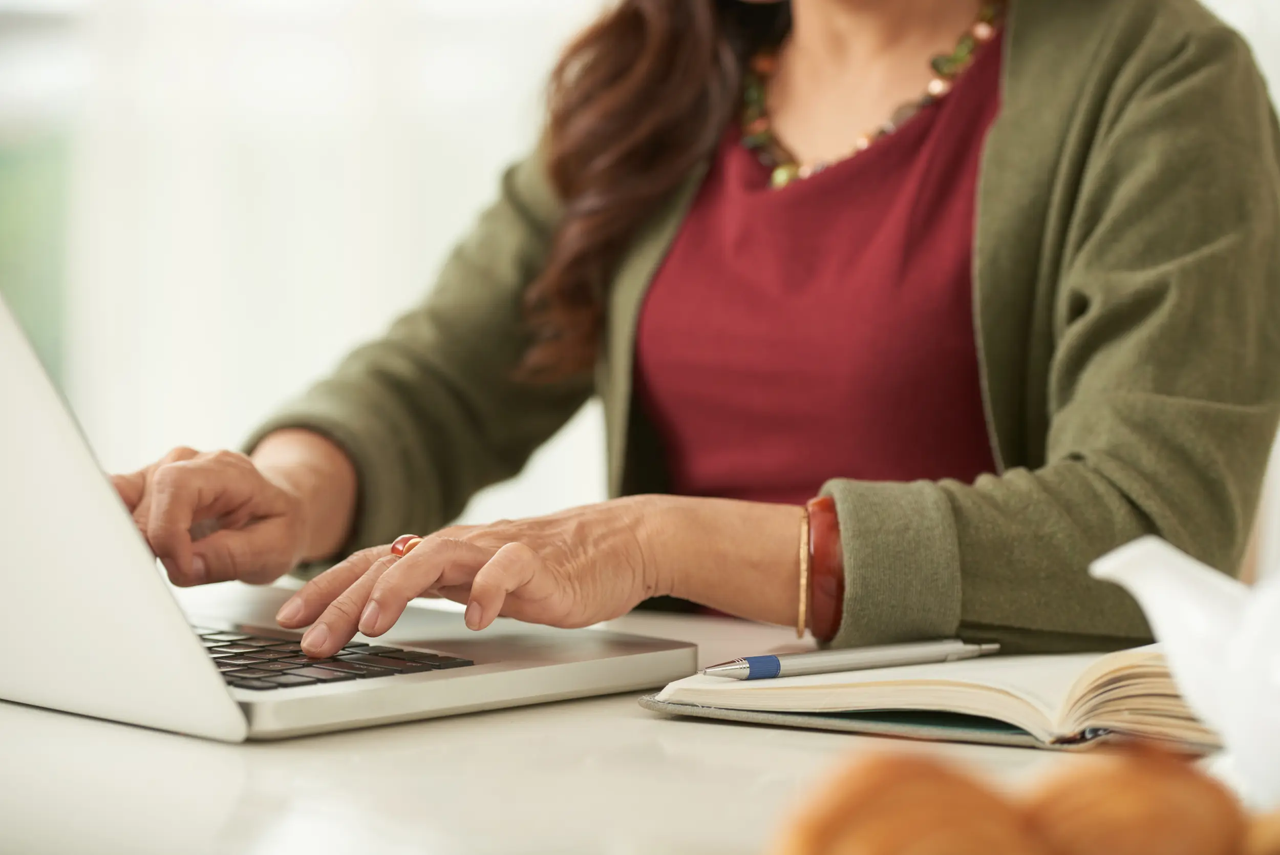 Mulher preenchendo inscrição de concurso público em notebook no último dia do prazo.