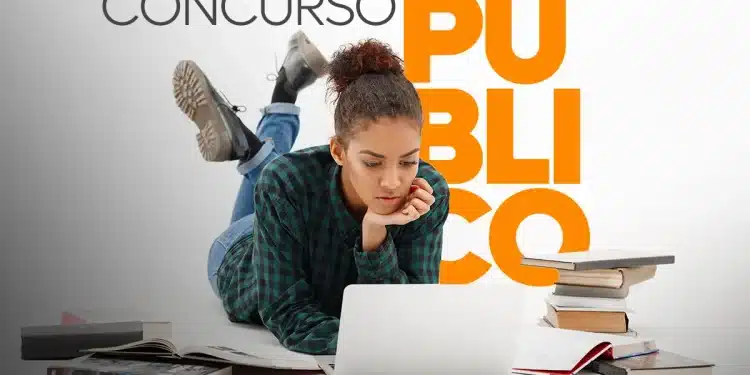 Candidata estudando em notebook para concurso público com 200 vagas e salários de até R$ 7,4 mil com inscrições terminando nesta terça-feira.