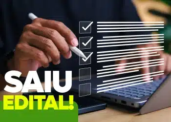 Homem segurando uma caneta e marcando itens de uma lista de verificação ao lado de um teclado, com a legenda 'SAIU EDITAL!' anunciando concurso com mais de 800 vagas.